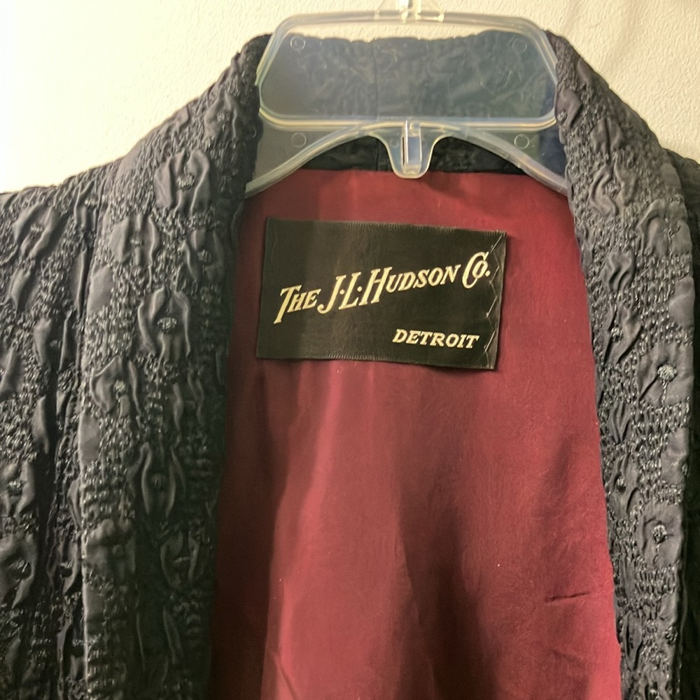 L👀k Awesome Vintage “The J L Hudson Co Detroit” Cape/coat